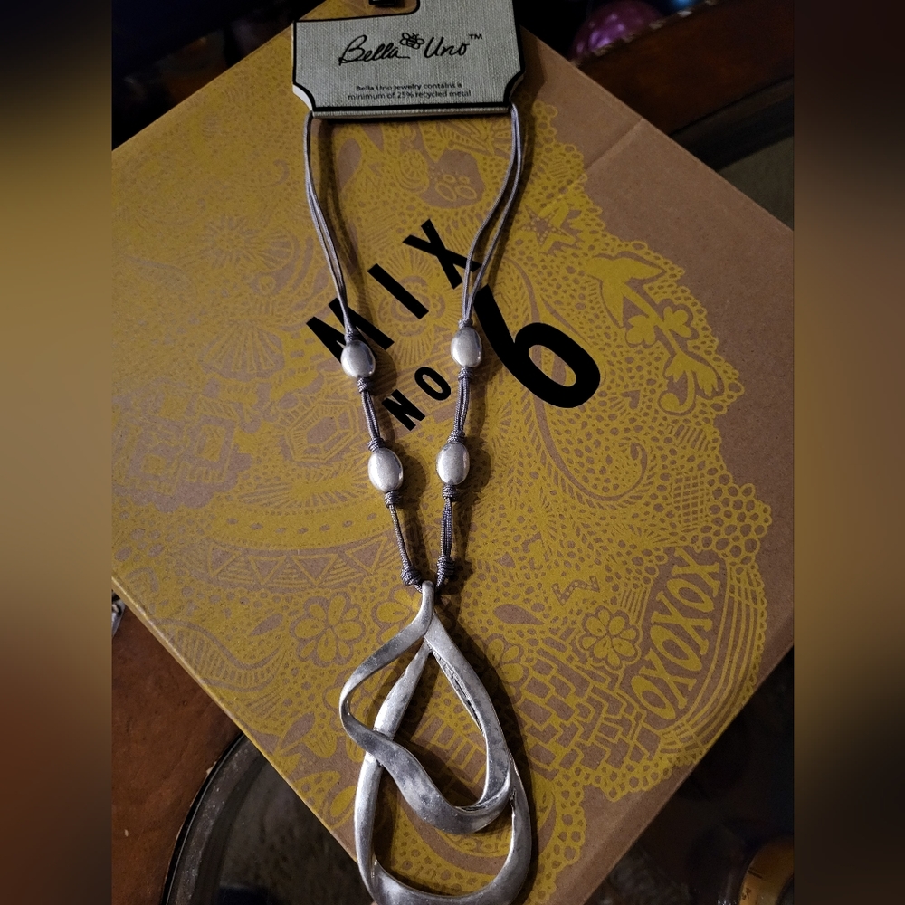 NWT Bella Uno necklace